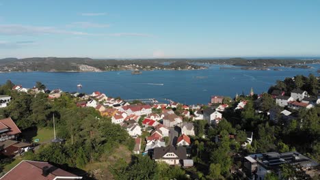 Vista-Aérea-De-Las-Casas-Costeras-De-Kragerø-En-Vestfold-Y-Telemark,-Noruega