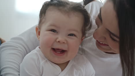 madre feliz abrazando a su linda hija