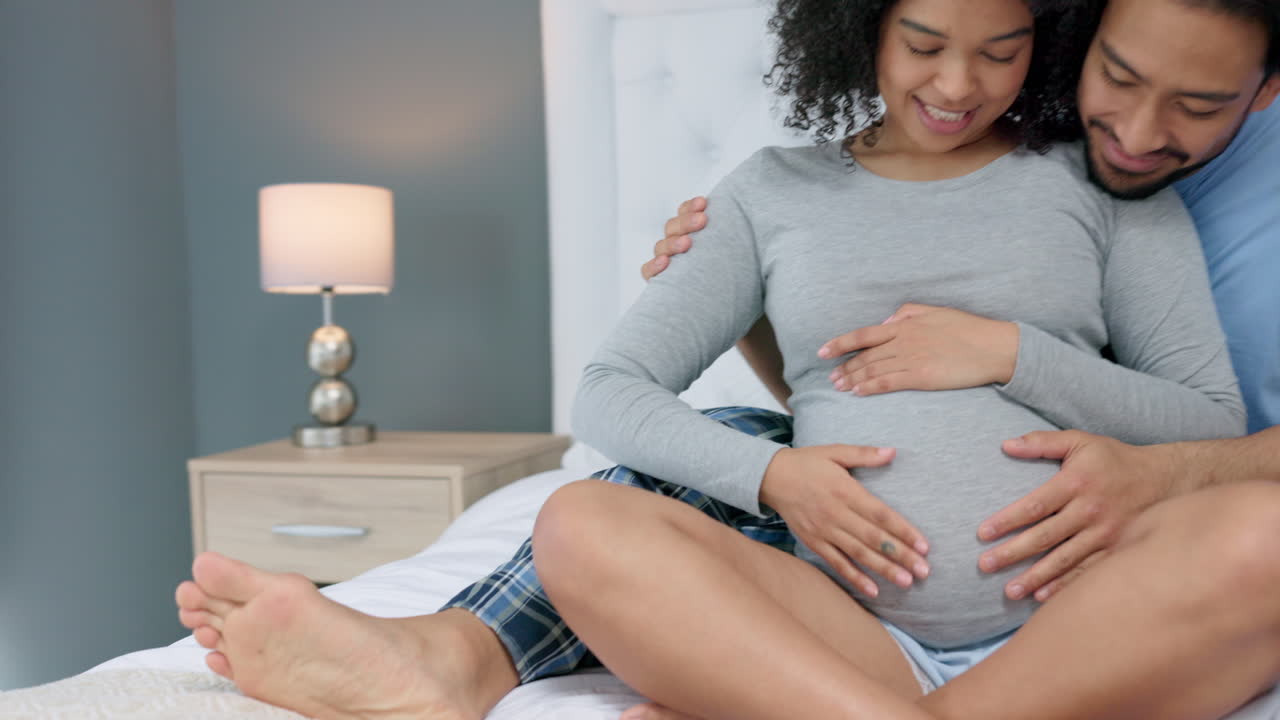 Couple, femme enceinte et heureux de la grossesse