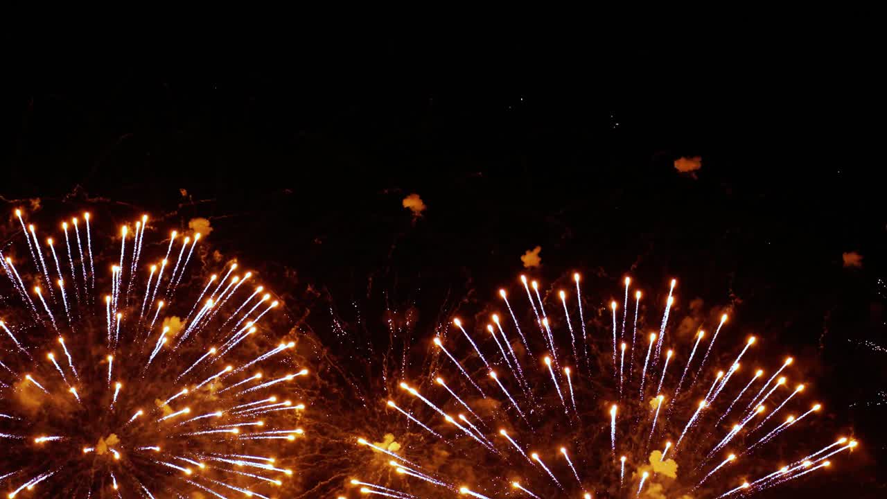 coloridos fuegos artificiales explotando en el cielo nocturno. celebraciones y eventos en colores brillantes.