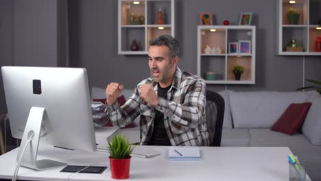 es divertido trabajar en la computadora en casa.