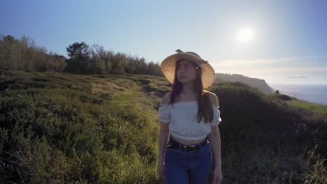 Mujer-Caminando-Sobre-Un-Verde-Campo-Cubierto-De-Hierba