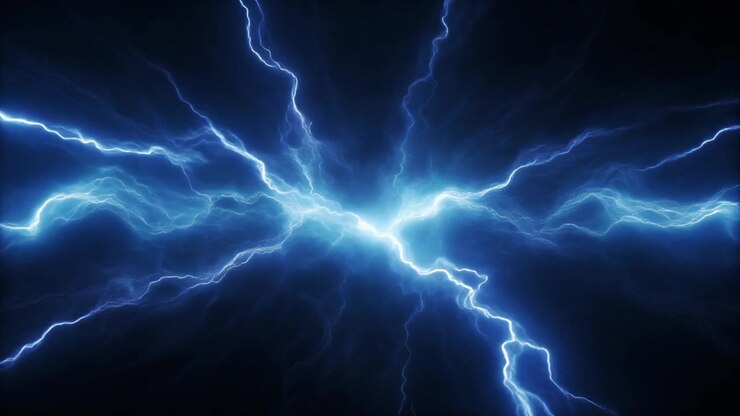 Intensa scarica di fulmini elettrici blu su sfondo scuro