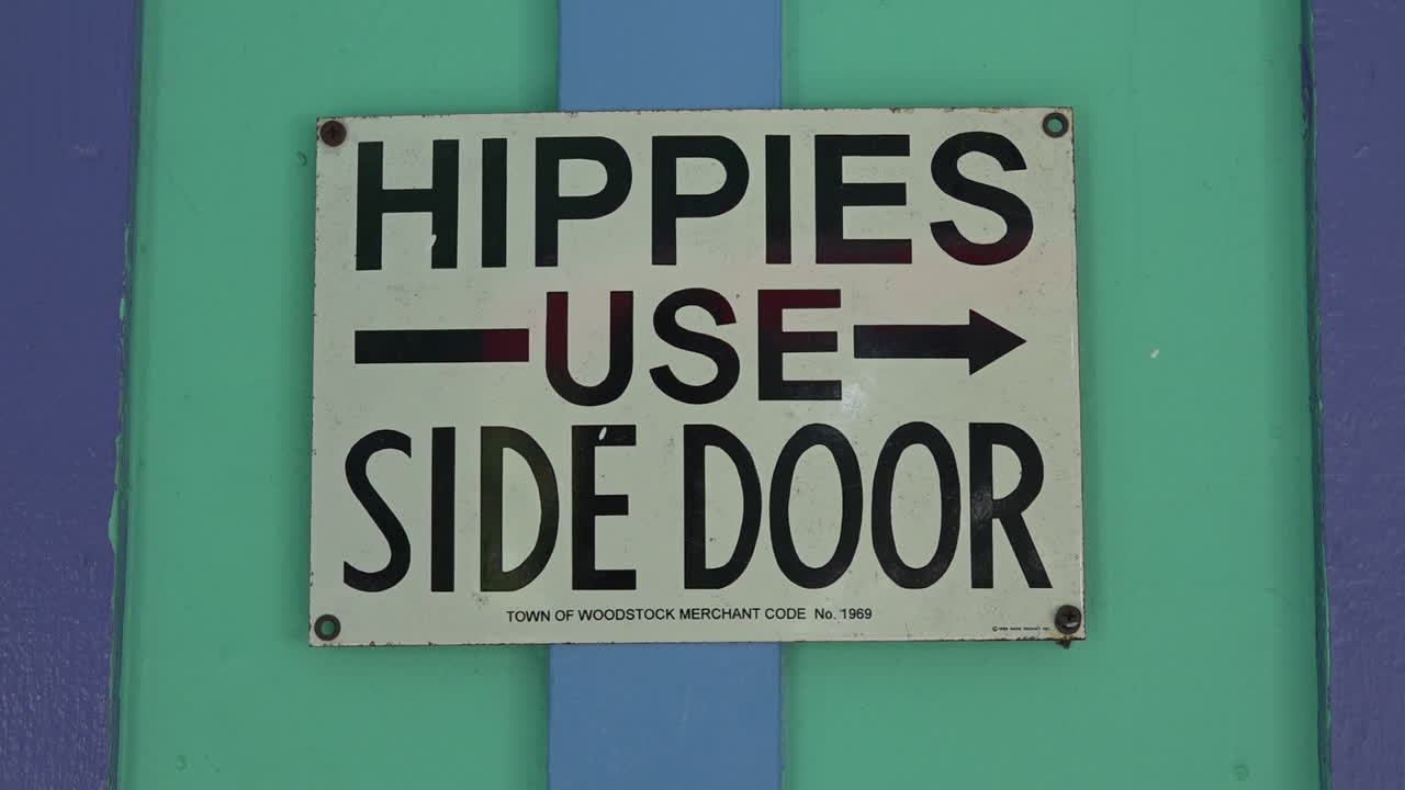 히피족에게 옆문을 사용하라고 촉구하는 표지판