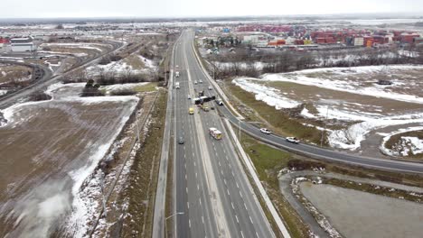 vista aérea volando por vaughan, ontario concurrida carretera nevada que pasa sobre líneas eléctricas hacia un accidente