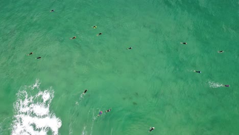 Drohne-Aus-Der-Vogelperspektive-Schoss-Ozean-Mit-Surfern-Und-Bodyboardern-In-Wellen-An-Den-Seen-Strand-Budgewoi-Central-Coast-NSW-Australien-3840x2160-4k