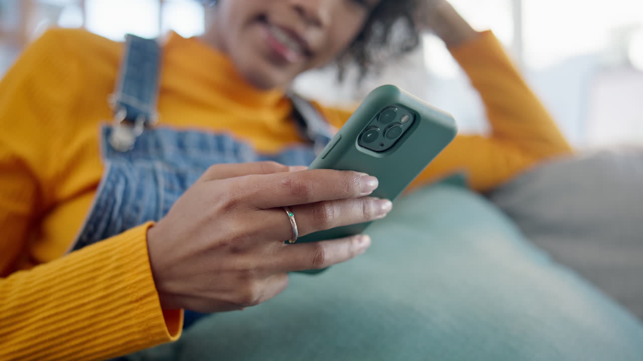 teléfono, redes sociales y aplicación con una mujer en un sofá