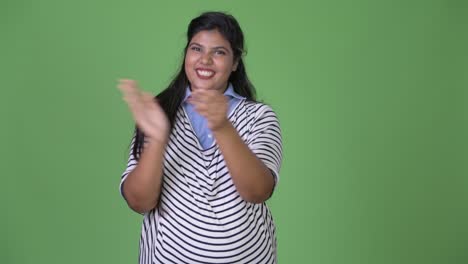 joven sobrepeso hermosa mujer de negocios india contra fondo verde