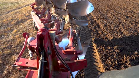 granjero baja el arado para enderezar el campo arado