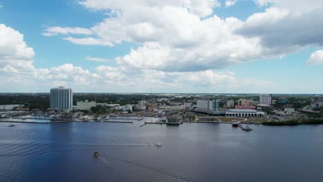 Drohnen-Luftaufnahme-Mit-Schwenk-Von-Links-Nach-Rechts-über-Der-Innenstadt-Von-Fort-Myers,-Florida