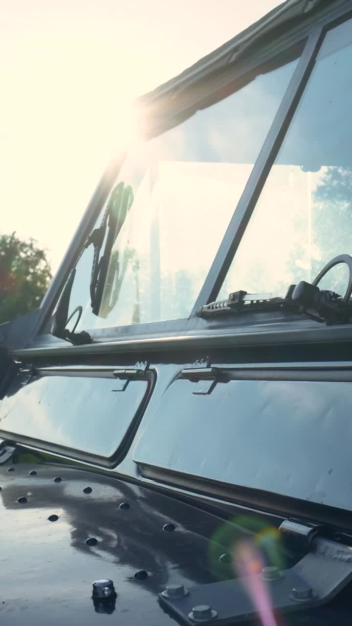 Primo piano di una Land Rover Defender sotto il sole
