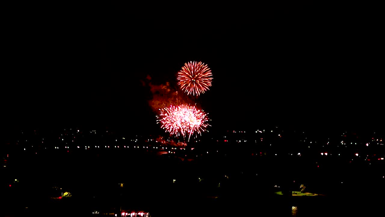 fuegos artificiales en el cielo nocturno en belmont park, san diego, california - retiro aéreo