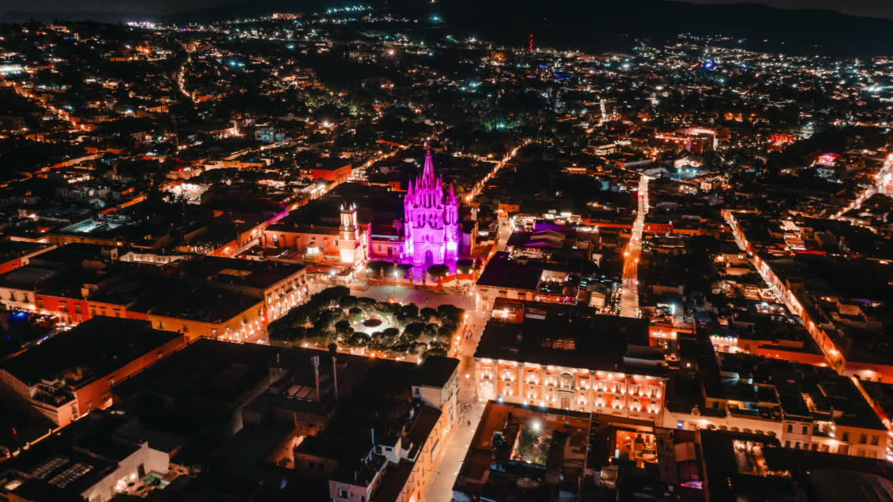 la ciudad y la catedral de san miguel de allende por la noche en guanajuato, méxico