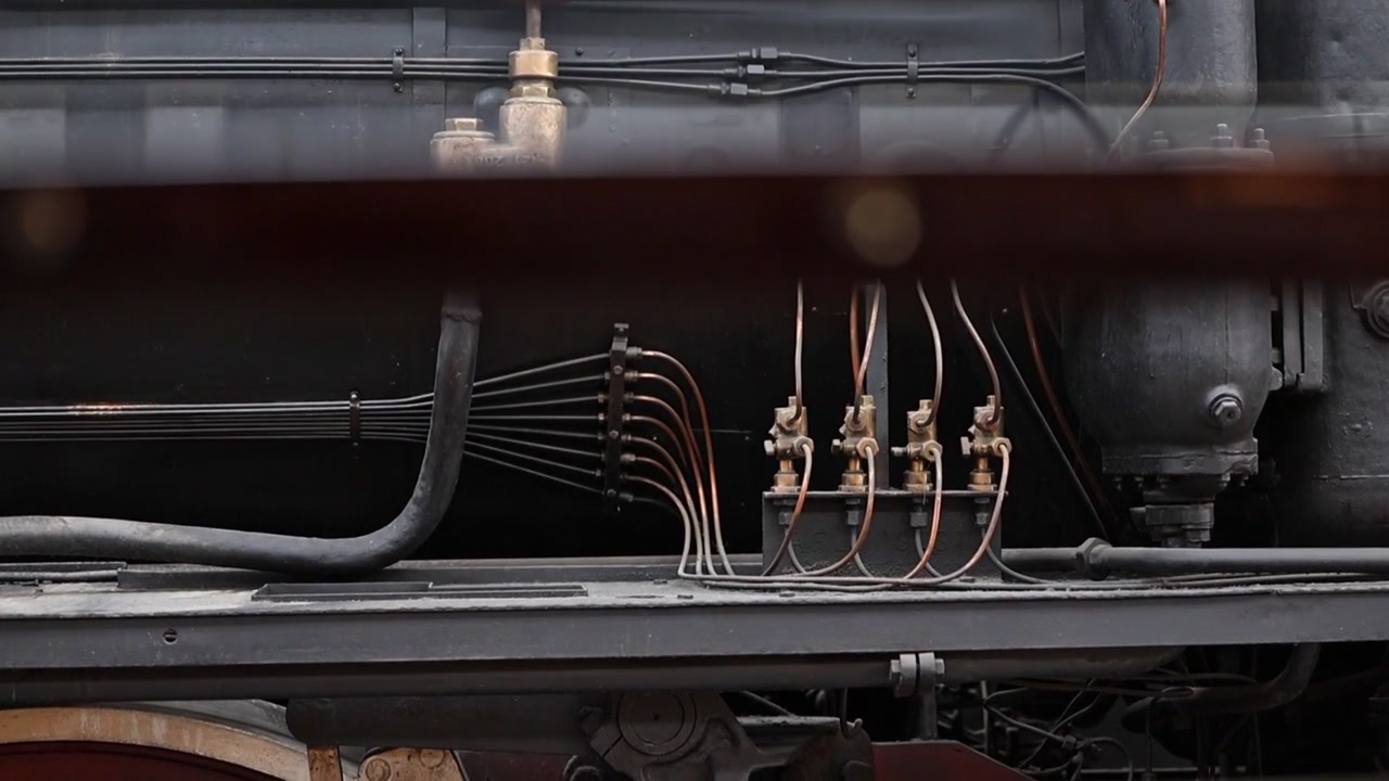 Primo piano di dettagli meccanici su una locomotiva a vapore d'epoca