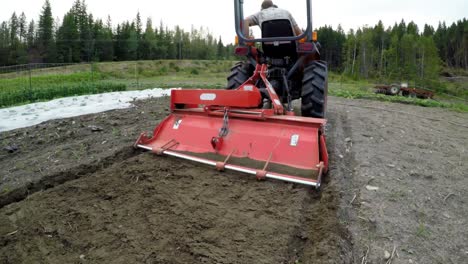 hombre demandando tractor en la granja 4k