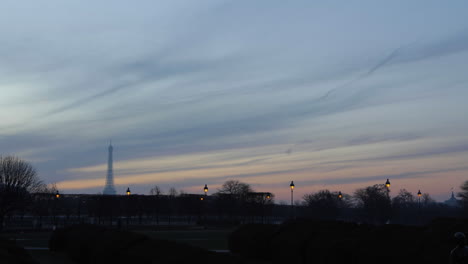 Zeitraffer---Eiffelturm,-Paris,-Frankreich