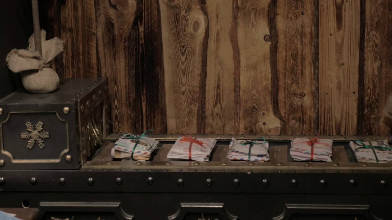 움직이는 컨베이어 벨트에 있는 산타클로스에게 보내는 편지