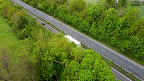 Coches,-Camiones-Y-Furgonetas-Que-Viajan-A-Lo-Largo-De-La-Vía-De-Doble-Calzada-A2-En-Canterbury