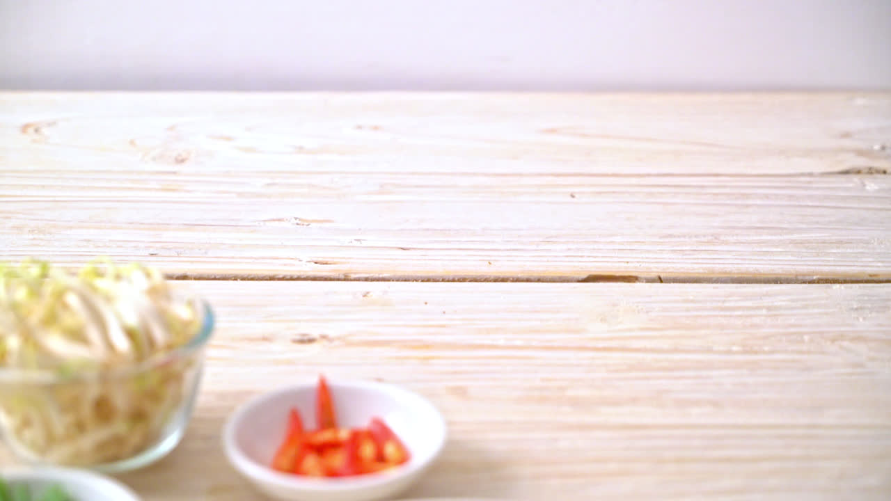 볶은 콩나물, 달걀 두부, 다진 돼지고기 - 아시아 음식 스타일