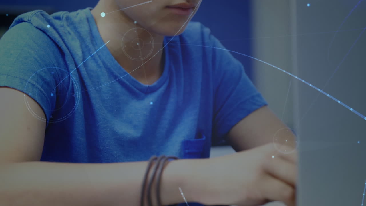 초등학교에서 노트북을 사용하는 백인 소년에 대한 연결 네트워크