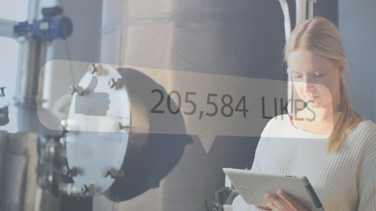 태블릿을 사용하는 여성은 산업 환경에서 176,806 개의 애니메이션을 좋아합니다.