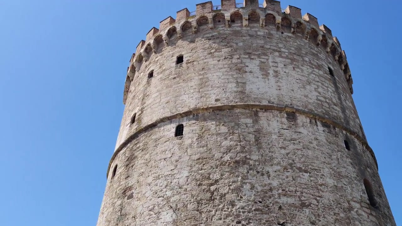 Storica Torre Bianca di Salonicco (Lefkos Pyrgos) in Grecia. Inquadratura dal basso
