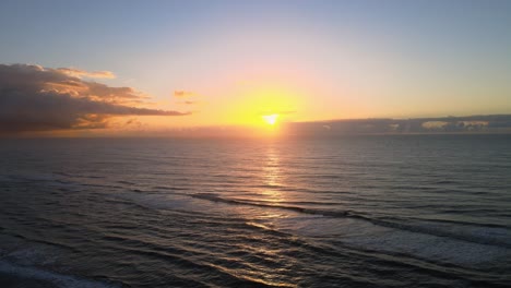 Toma-De-Drone-De-Un-Amanecer-En-Una-Playa-En-Cariló,-Argentina