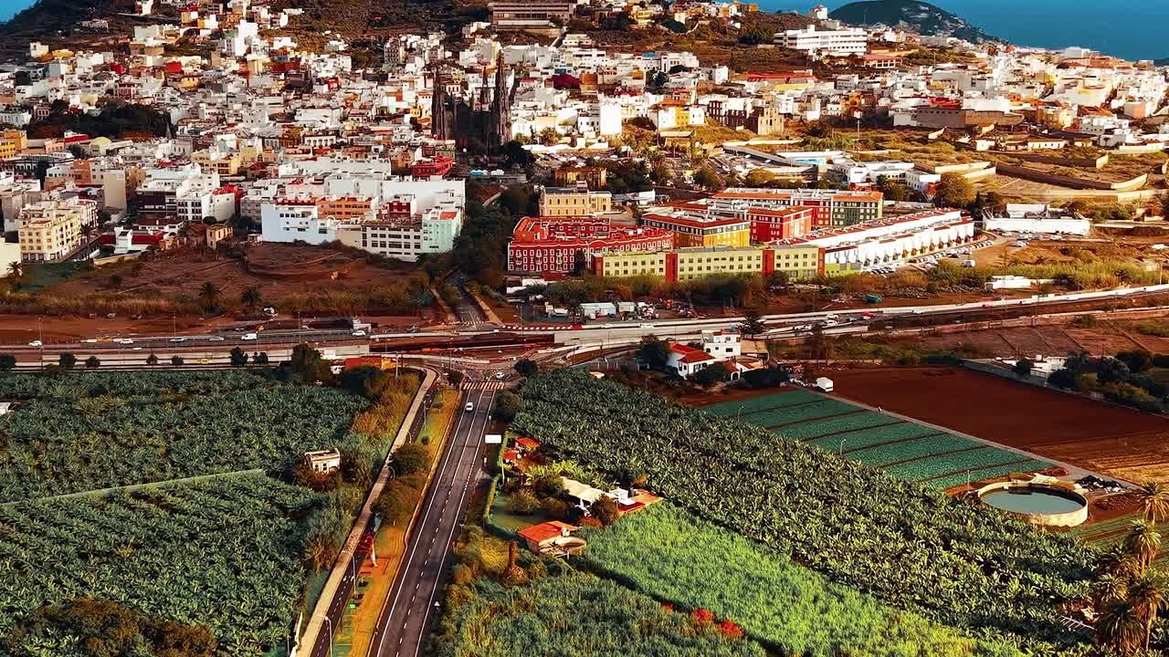 Luftfoto af Gran Canaria, der viser by og landskab i Spanien