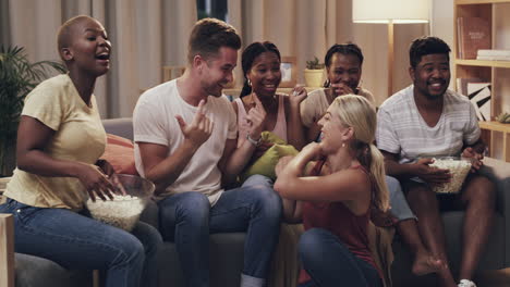 Un-Grupo-De-Amigos-Viendo-La-Tele-Juntos