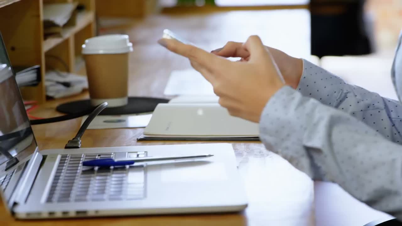 Animación de red de conexiones con iconos de medios sobre mujer mestiza usando un smartphone