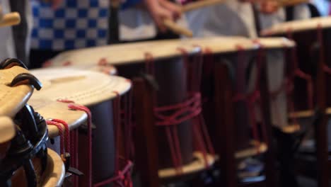 Banda-Tocando-Tambores-Taiko-Japoneses-Tradicionales-En-Concierto