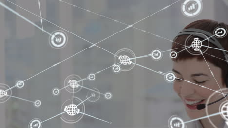 animación de la red de conexiones e iconos sobre una mujer de negocios con auriculares de teléfono