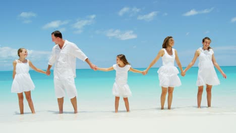 familia caucásica con ropa blanca en una playa tropical