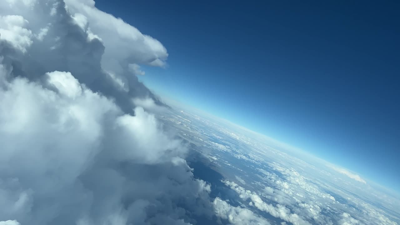 Awesome pilot&rsquo;s point of view during a left turn while flying near a huge storm cloud at 12000m high