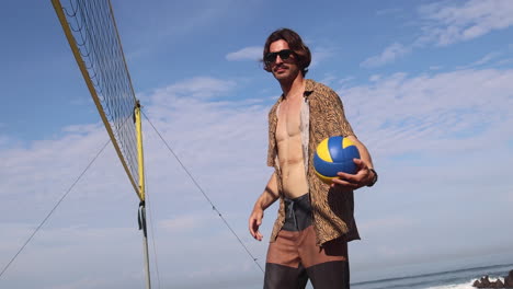 Glücklicher-Beachvolleyballspieler,-Der-Ball-Hält.