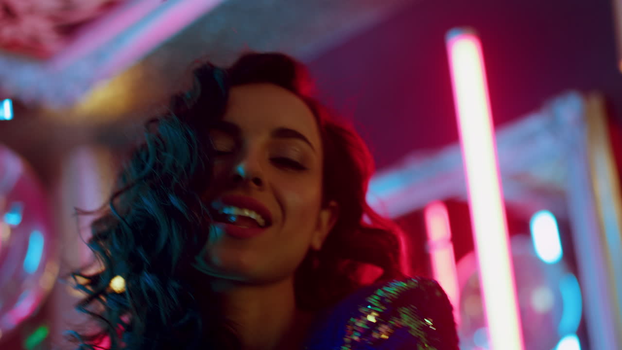 una mujer sensual mirando a la cámara en un club nocturno. una chica hermosa bailando en una fiesta.