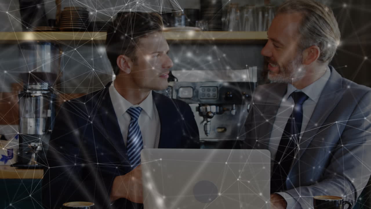 노트북을 사용하는 두 명의 코카시안 사업가에 대한 연결 네트워크의 애니메이션