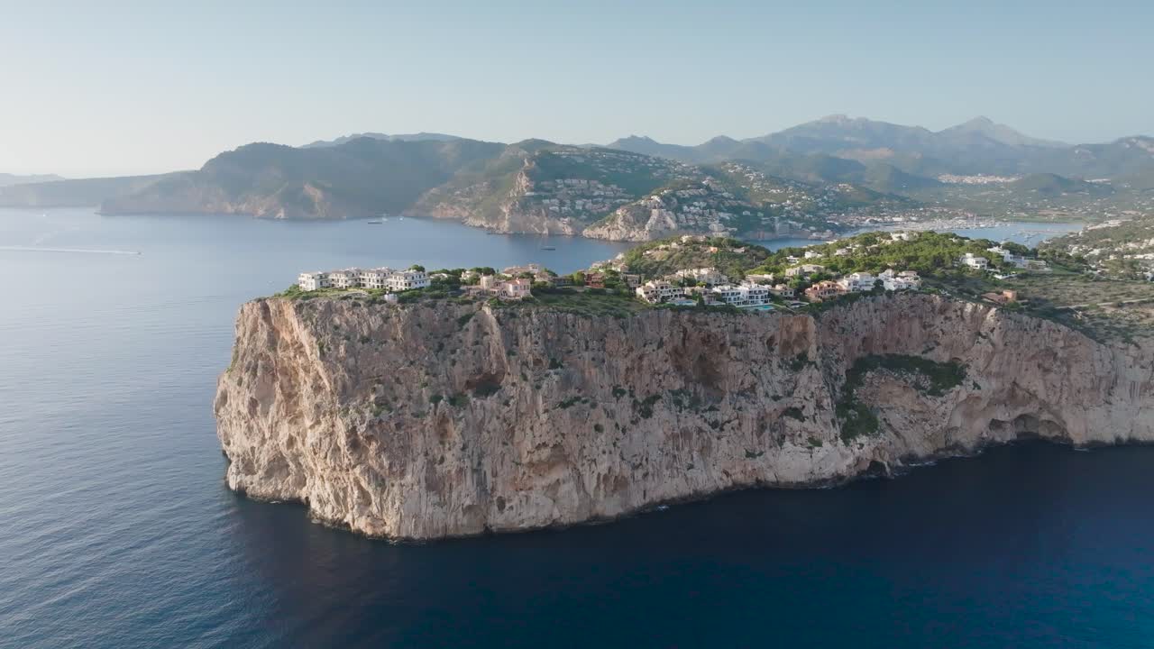 panorama aéreo del acantilado del mirador de la mola con edificios, mallorca
