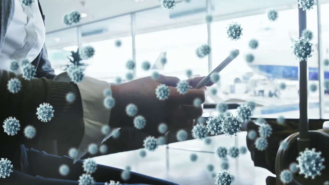 video compuesto digital de células de covid-19 que se mueven contra la sección media del hombre usando un teléfono inteligente