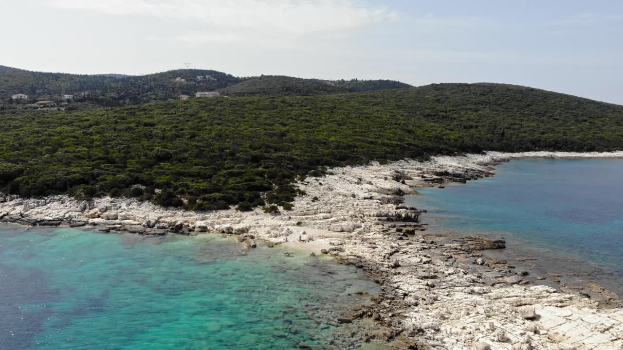 encantadora costa de piedra natural de la playa emplisi en grecia - toma aérea