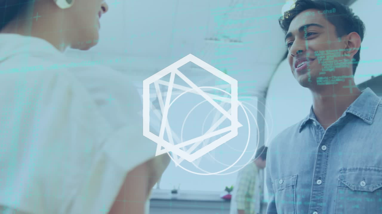 animación de figuras geométricas girando sobre un hombre y una mujer hablando