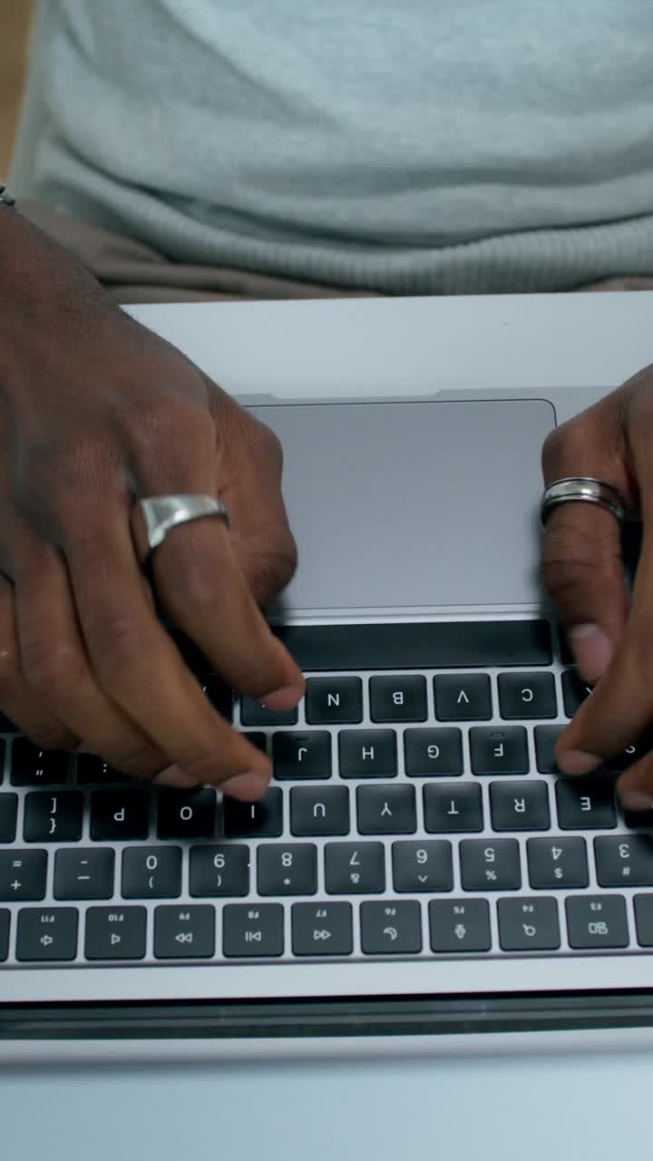 persona escribiendo en una computadora portátil