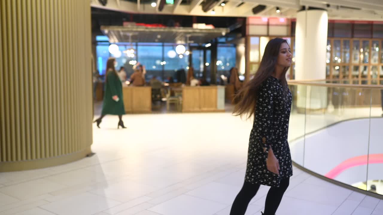 Moderne indkøbscenter interiør med mennesker