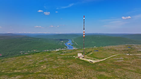 Toma-Aérea-Ascendente-De-Una-Torre-De-Radio-En-La-Cima-De-Una-Caída-En-Utsjoki,-Finlandia