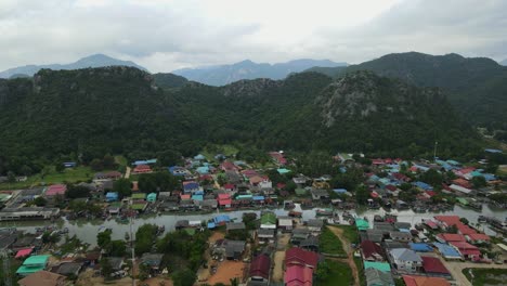 imágenes aéreas que se deslizan hacia la izquierda y revelan esta hermosa comunidad, un río, un puente y montañas