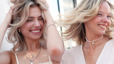 dos mujeres jóvenes felices riendo al aire libre