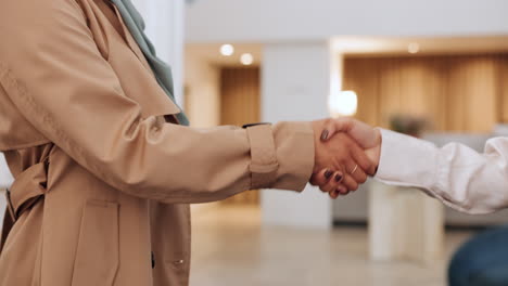 gente de negocios, apretón de manos o trabajo en equipo contratación