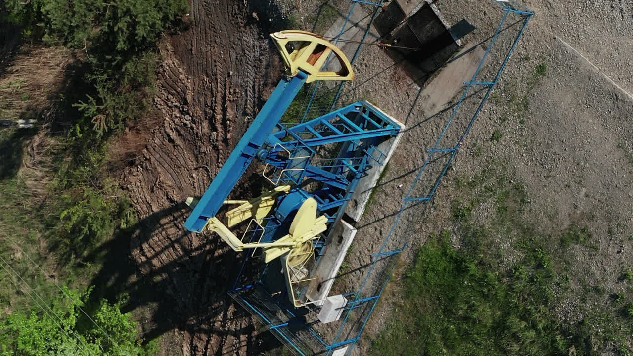 video aéreo vertical girando alrededor de pumpjack bombeando petróleo crudo en rumania