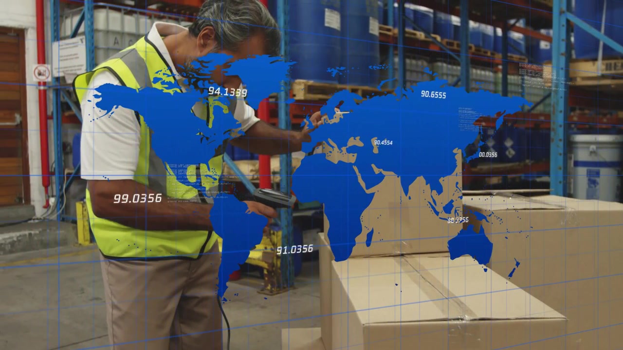 Trabajador de almacén tomando un escáner, escaneando cajas, alineando pilas, verificando el inventario, con superposición de mapa.
