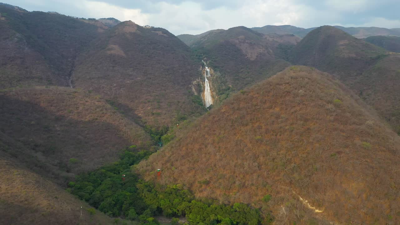 antena: increíble cascada el chiflon en la ladera de la montaña de méxico, vista de drones 4k